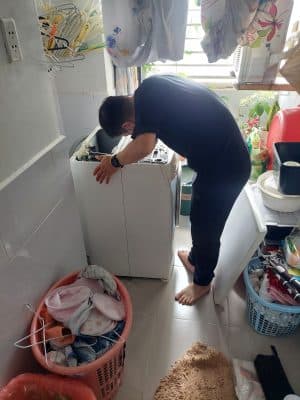 Vị trí bộ lọc bơm xả của máy giặt Samsung.