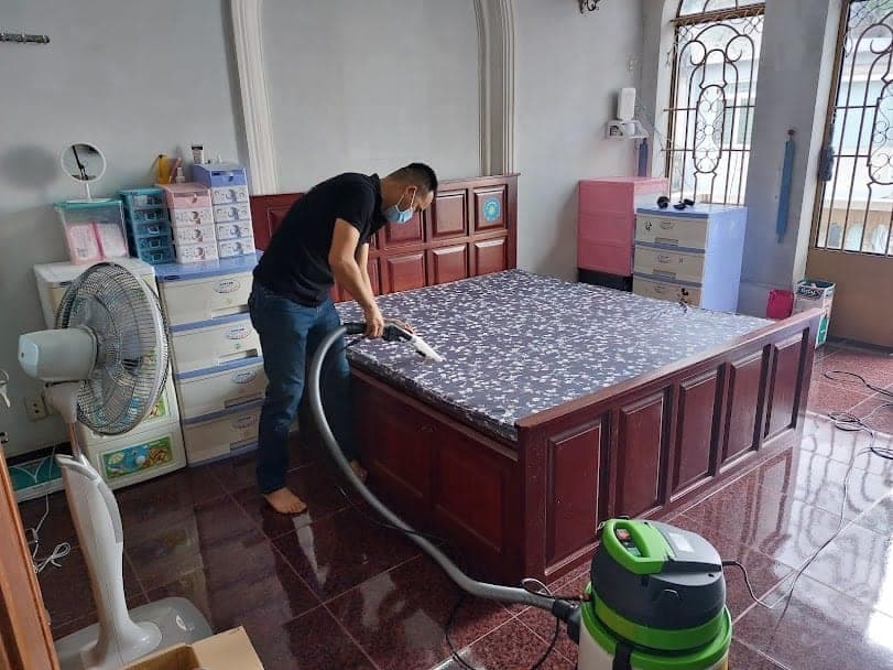 Thợ 1Fix đang sử dụng máy giặt nệm chuyên dụng tại nhà khách hàng ở Thủ Đức