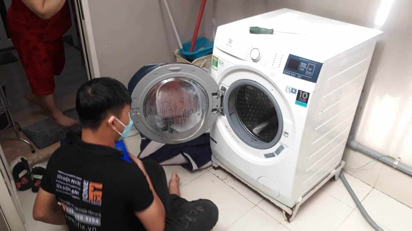 Kỹ thuật viên 1Fix kiểm tra tổng thể máy giặt tại nhà khách hàng Quận 1