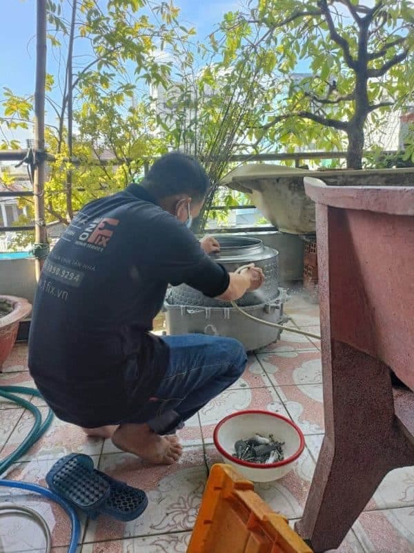 Lồng giặt trước và sau khi được vệ sinh chuyên sâu bởi thợ 1Fix