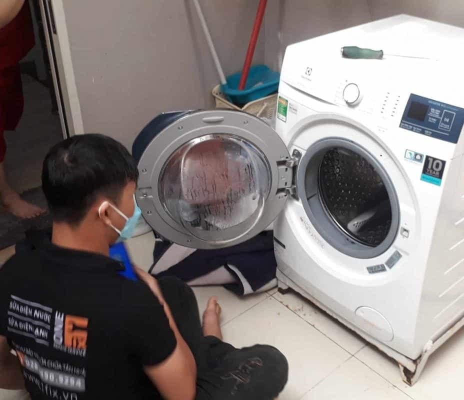 Kỹ thuật viên 1Fix kết nối đường ống nước cho máy giặt tại Quận 10
