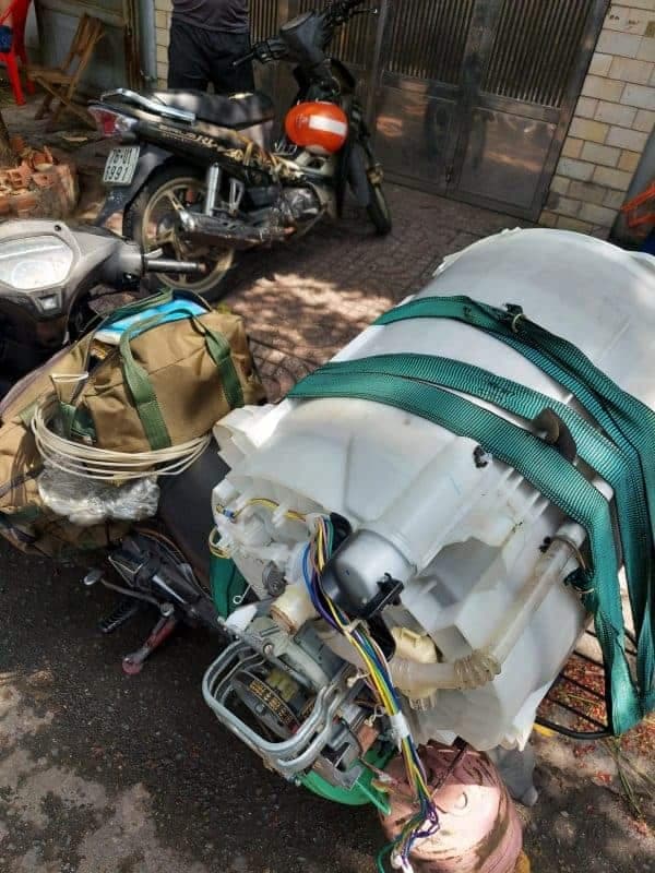 Thợ 1Fix đang khảo sát kỹ lưỡng vị trí lắp đặt máy giặt tại nhà khách hàng Quận 3.