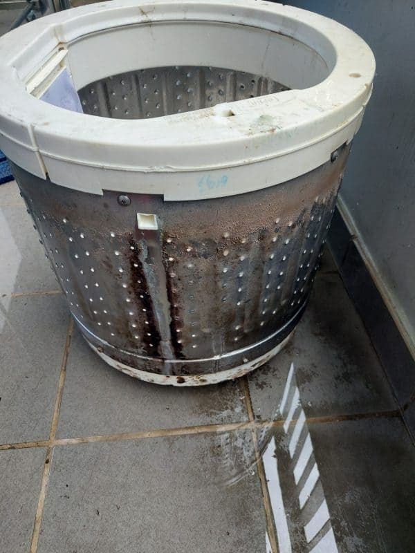 Máy giặt được lắp đặt hoàn chỉnh, gọn gàng và sẵn sàng hoạt động tại nhà khách hàng ở Quận 3.