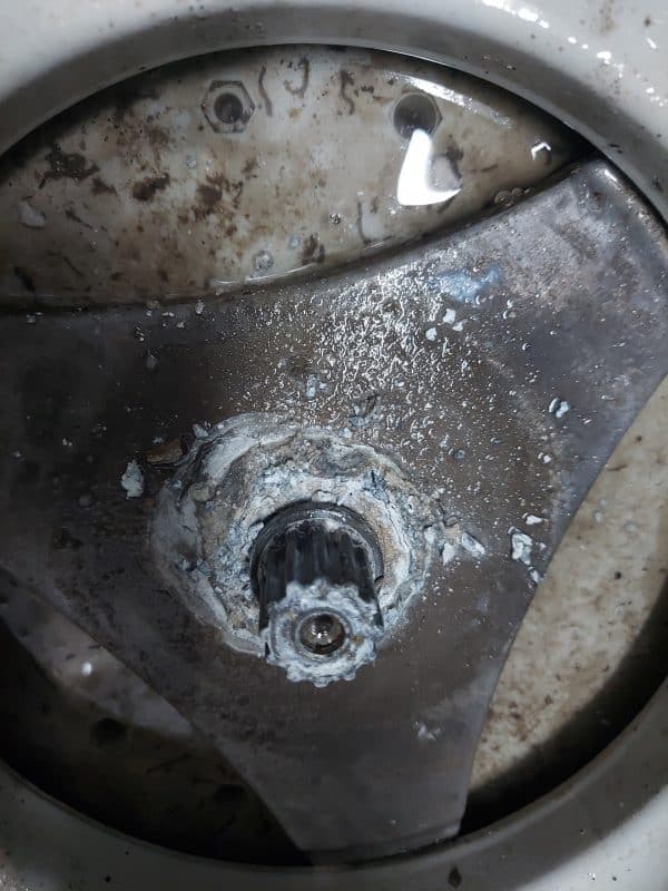 Thành quả là chiếc máy giặt được lắp đặt hoàn chỉnh, ngay ngắn và sẵn sàng phục vụ cho gia đình.