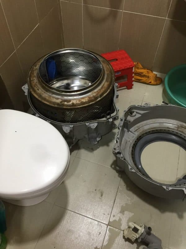 Thợ 1Fix đang tiến hành khảo sát vị trí lắp đặt máy giặt tại một chung cư ở Quận 7.