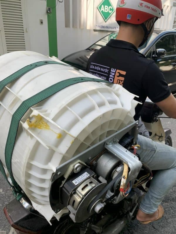 Kỹ thuật viên 1Fix đang kết nối đường ống nước cho máy giặt, đảm bảo các khớp nối chắc chắn và không bị rò rỉ.