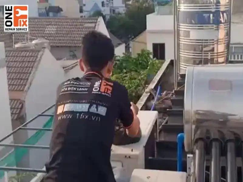 Vòi nước chảy yếu là dấu hiệu đầu tiên của vấn đề áp lực nước.