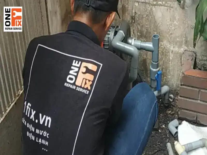 Kiểm tra máy bơm là bước quan trọng khi nước không lên được bồn chứa.