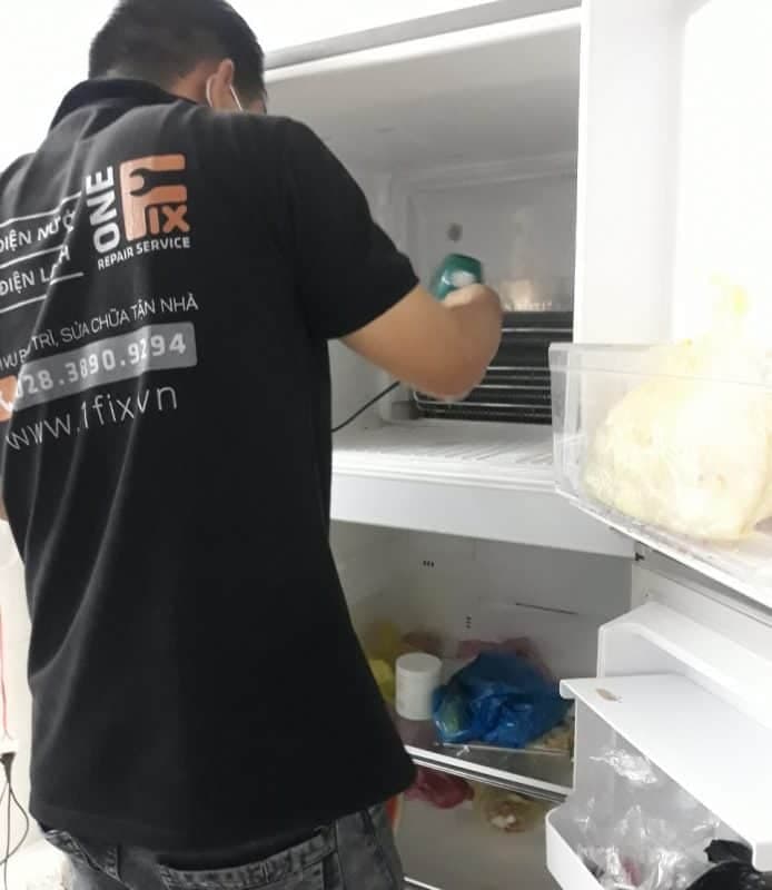 Thợ chuyên nghiệp 1Fix tiến hành thay ron mới cho cửa tủ lạnh bị hở.