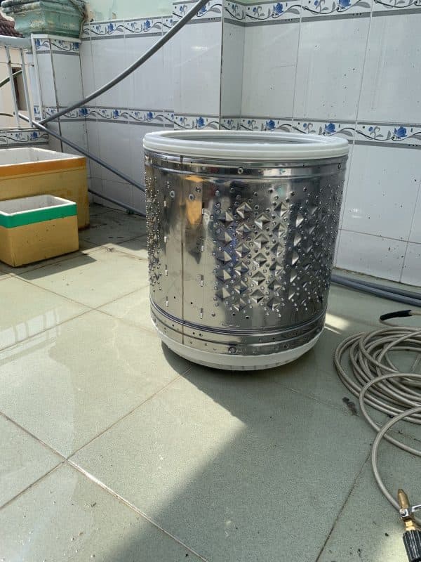 Thợ 1Fix đang tiến hành lắp đặt máy giặt cho khách hàng tại một chung cư ở quận Bình Thạnh.