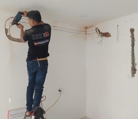 Thợ 1Fix đang thi công đường ống đồng máy lạnh âm tường đúng kỹ thuật
