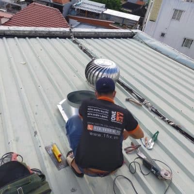 Thợ 1Fix đang khảo sát để báo giá làm mái tôn sân thượng tại TPHCM