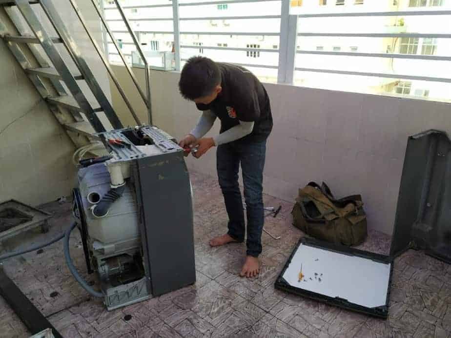 Vệ sinh thân máy và bảng điều khiển máy sấy Bosch bằng khăn mềm