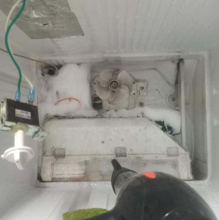 Sò lạnh là một linh kiện nhỏ nhưng quan trọng trong hệ thống xả đá của tủ lạnh.