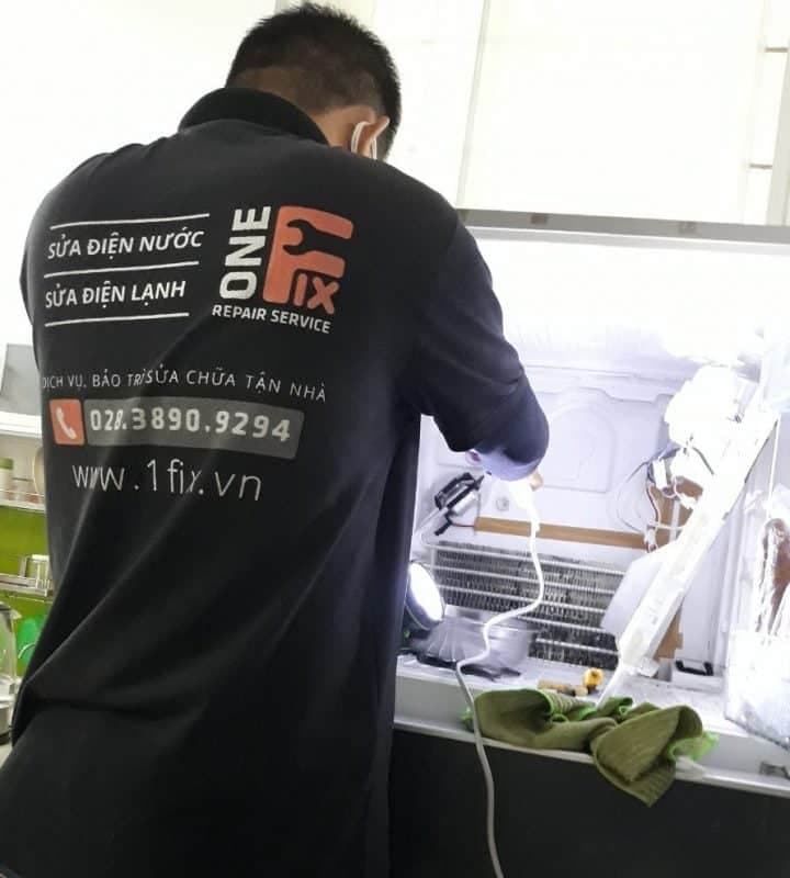 Kỹ thuật viên 1Fix đang kiểm tra và chuẩn bị thay cảm biến cho tủ lạnh tại nhà khách hàng.