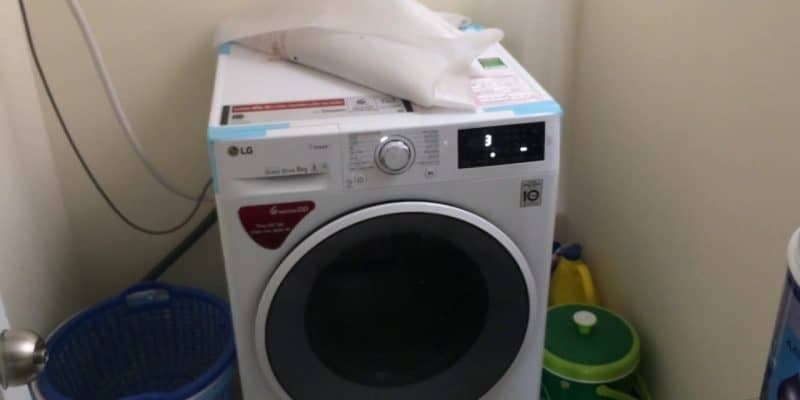 Thợ 1Fix đang kiểm tra và cân chỉnh lại máy giặt LG tại nhà khách hàng ở TPHCM.