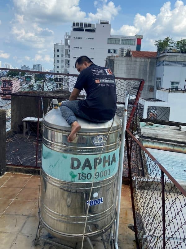 Hóa đơn tiền nước tăng bất thường có thể do đồng hồ nước bị lỗi hoặc rò rỉ không xác định.