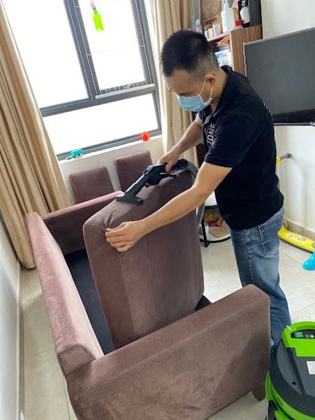 Hình ảnh so sánh trước và sau khi một chiếc ghế sofa được giặt sạch sẽ, sáng màu hơn.