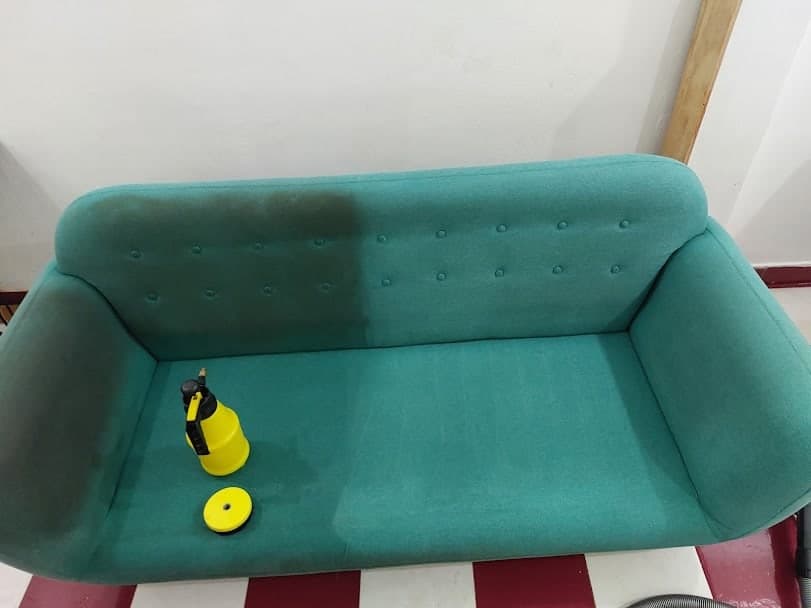 Thợ 1Fix đang thực hiện quy trình giặt ghế sofa chuyên nghiệp tại một gia đình ở quận Bình Thạnh.