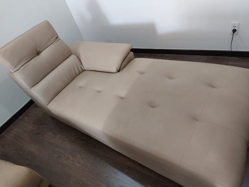 Kết quả sau khi giặt ghế sofa tại Tân Phú, bề mặt sofa sạch sẽ và sáng màu trông như mới.