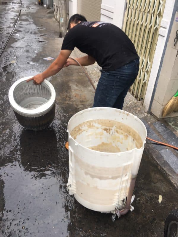 Đội ngũ thợ 1Fix chuyên nghiệp, đồng phục chỉnh tề, sẵn sàng hỗ trợ sửa máy giặt Aqua tại nhà bạn