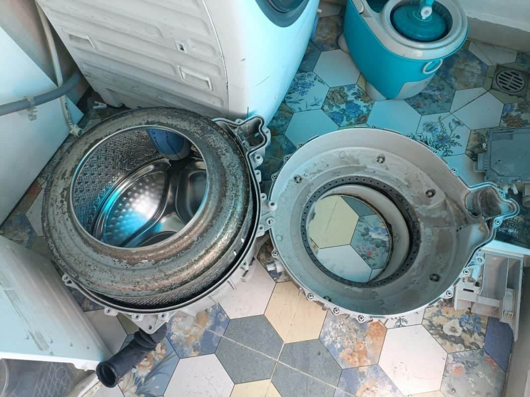 Hình ảnh chi tiết mặt sau máy giặt Samsung, chỉ rõ vị trí ống cấp nước (liên quan lỗi 4E) và ống xả (liên quan lỗi 5E).