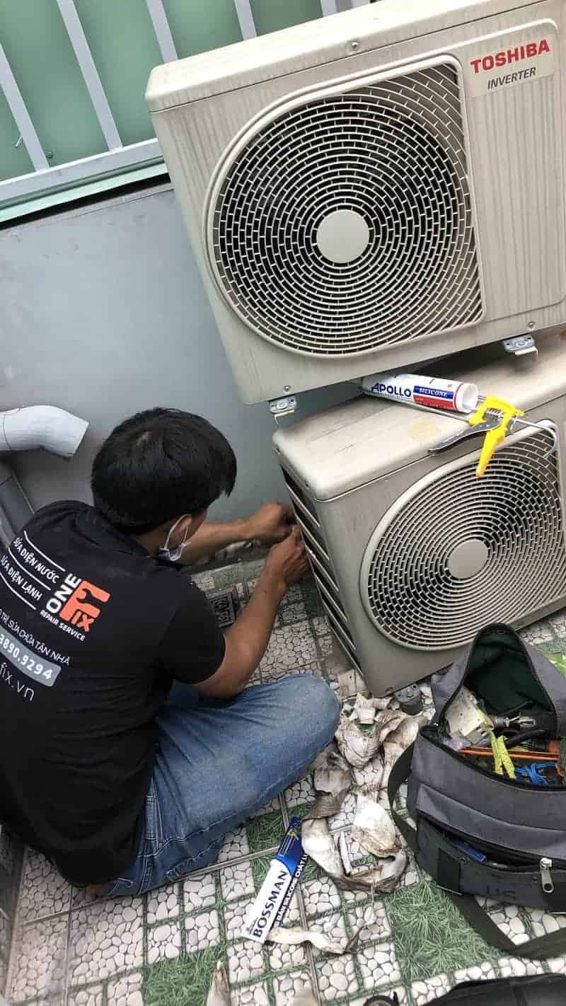 Kỹ thuật viên 1Fix thực hiện thao tác sửa chữa chi tiết, đảm bảo chất lượng