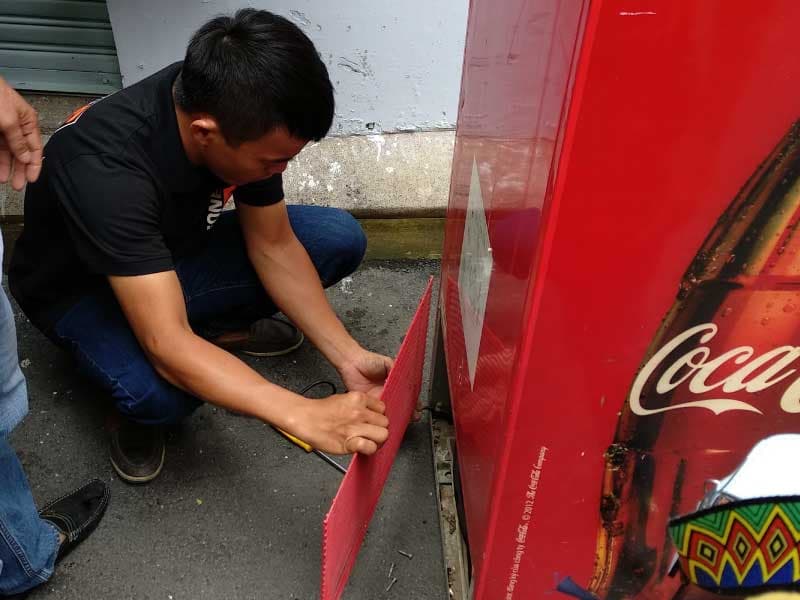 Thợ của 1Fix đang kiểm tra các linh kiện bên trong, nguyên nhân phức tạp gây ra sự cố chảy nước.