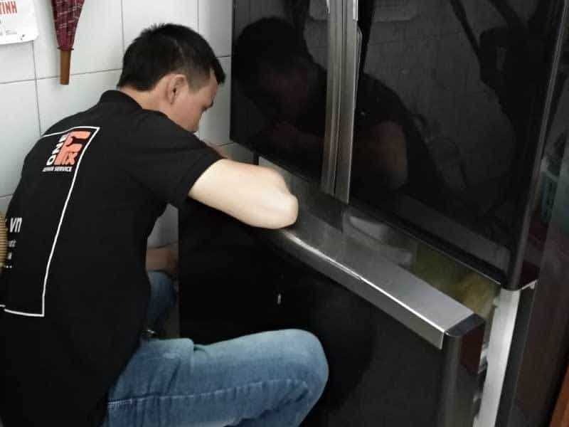 Hình ảnh tổng thể tủ lạnh Toshiba bị chảy nước ra sàn nhà.