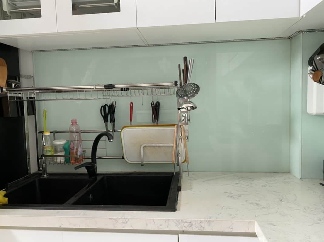 Kỹ thuật viên 1Fix sử dụng máy chuyên dụng để khoét đá mặt bếp một cách chính xác, không gây bụi và đảm bảo thẩm mỹ.