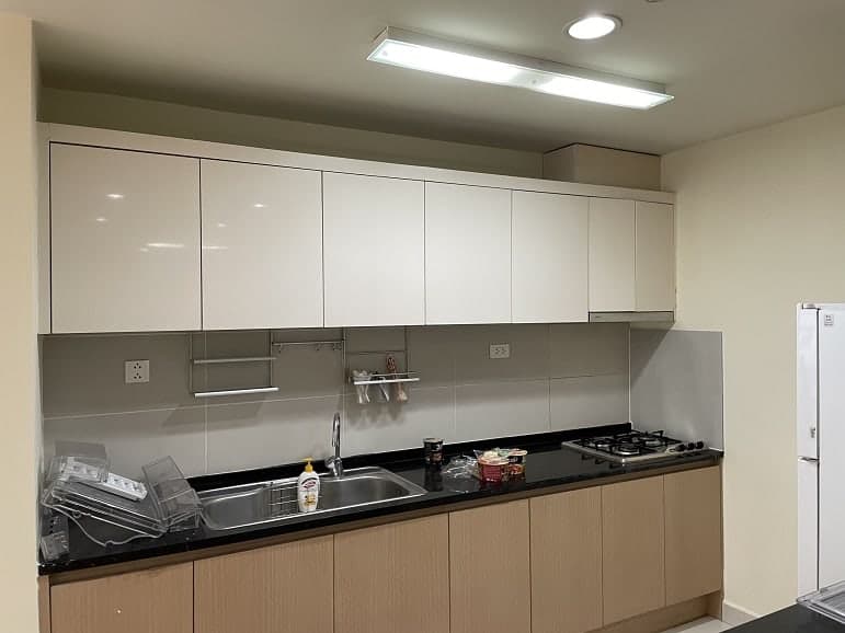 Thợ 1Fix đang tiến hành đo đạc và chuẩn bị khoét đá bếp từ tại nhà khách hàng TPHCM.