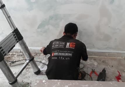 Thợ 1Fix đang tiến hành đục bỏ lớp gạch nền nhà cũ một cách cẩn thận.