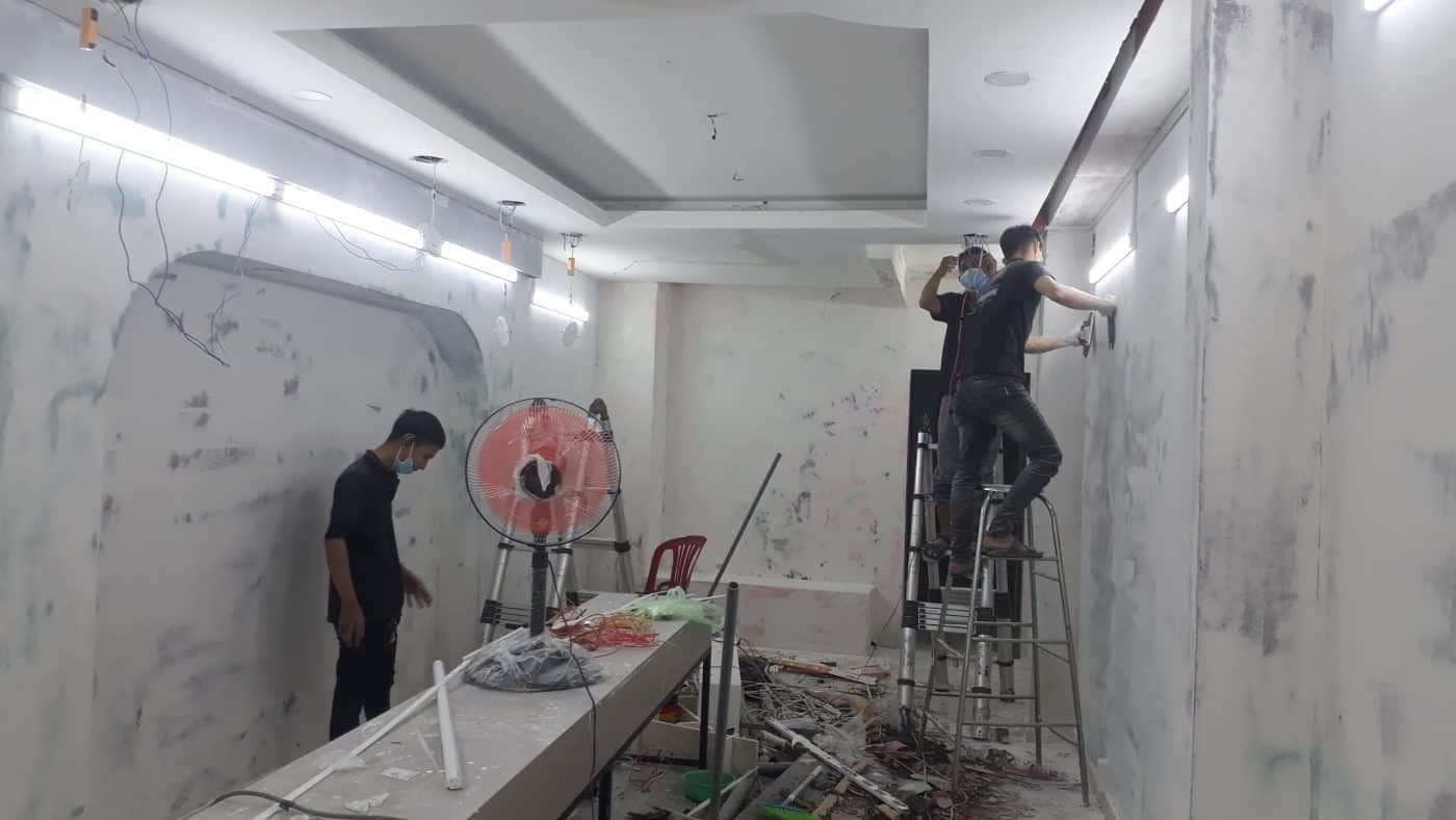 Vết nứt góc trần nhà do bị thấm nước, có hiện tượng ố vàng và loang lổ.