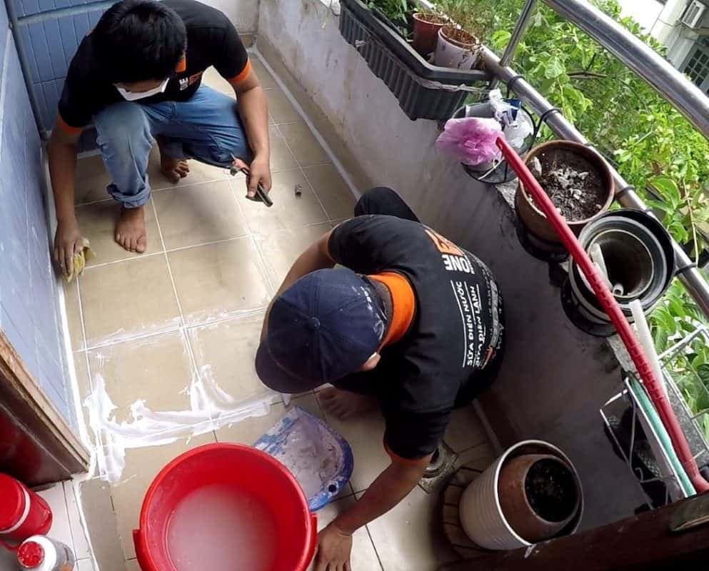 Thực hiện chống thấm chuyên nghiệp để xử lý triệt để tình trạng nền nhà bị rịn nước.