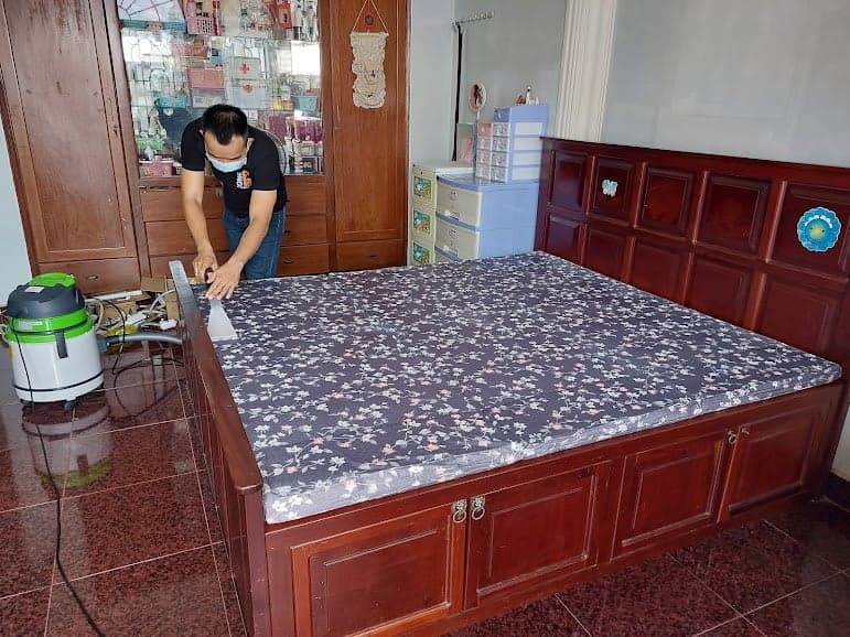 Cận cảnh máy móc công nghệ cao được sử dụng trong quy trình giặt nệm tại nhà quận 1.