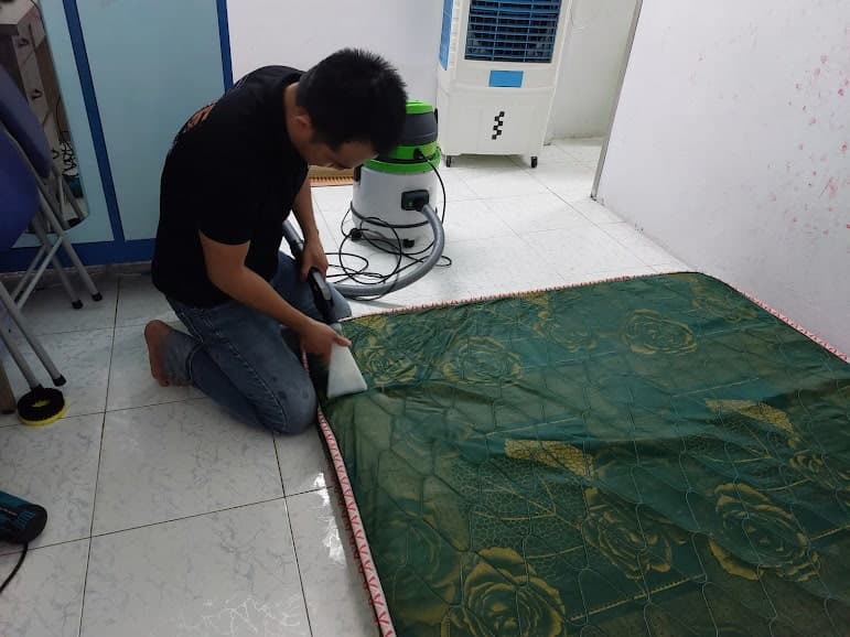 Thợ 1Fix kiểm tra tình trạng nệm và các vết bẩn trước khi tiến hành giặt tại nhà khách hàng Quận 4.