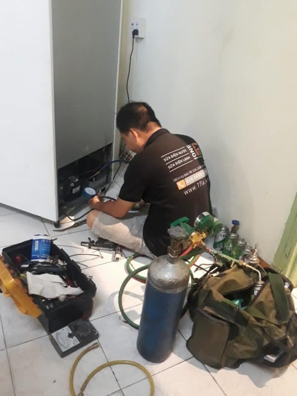 Thợ của 1Fix đang kiểm tra và sửa chữa tủ bia hơi tại nhà khách hàng ở TPHCM.