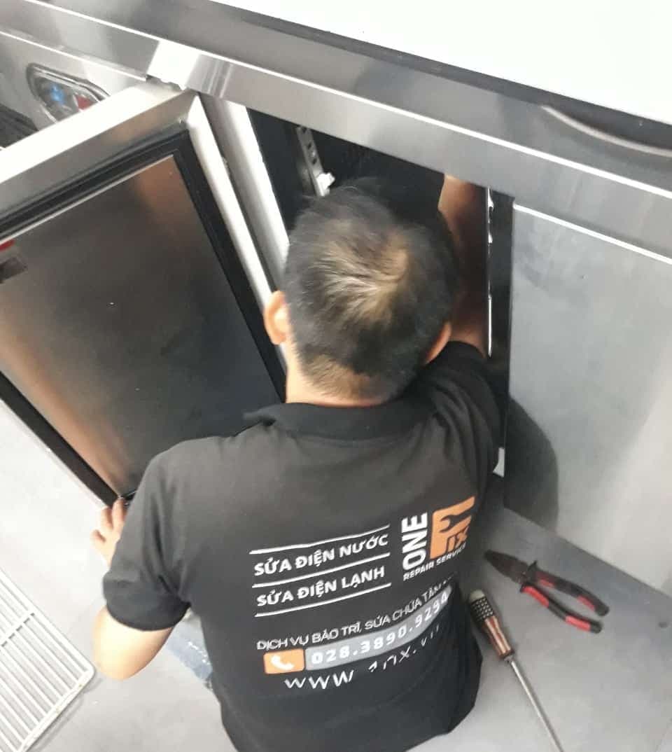 Thợ 1Fix đang kiểm tra và sửa tủ mát tại nhà khách hàng ở TPHCM