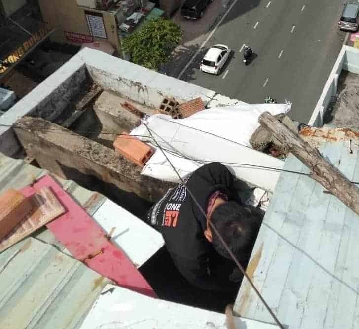 Thợ 1Fix đang thi công chống thấm máng xối bê tông bằng phương pháp khò nóng chuyên dụng.