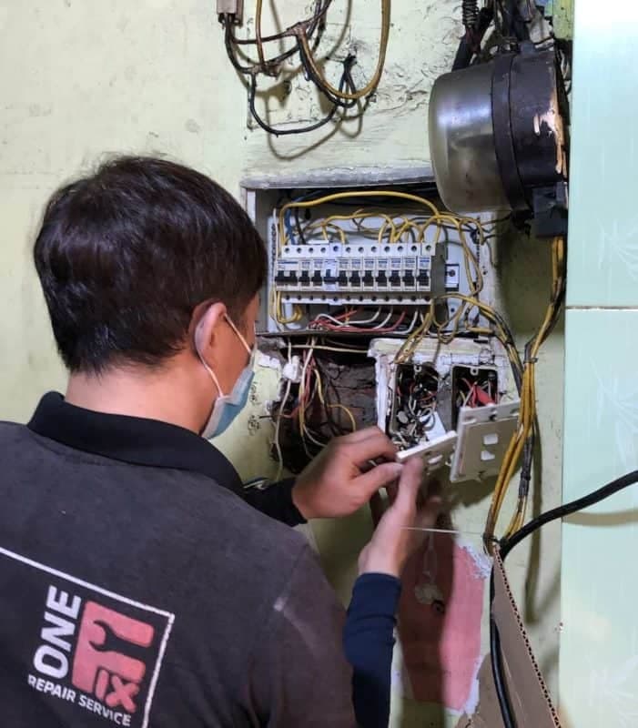 Ổ cắm điện có dấu hiệu bị cháy xém do quá tải, một tình trạng nguy hiểm cần khắc phục ngay.