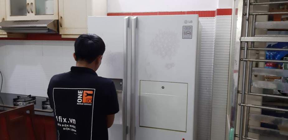 Sắp xếp thực phẩm khoa học trong bàn mát giúp tối ưu hiệu quả làm lạnh và bảo quản tốt hơn.