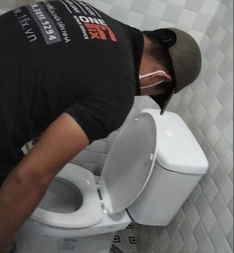 Thợ sửa điện nước của 1Fix đang kiểm tra và khắc phục sự cố điện tại nhà khách hàng ở TPHCM.