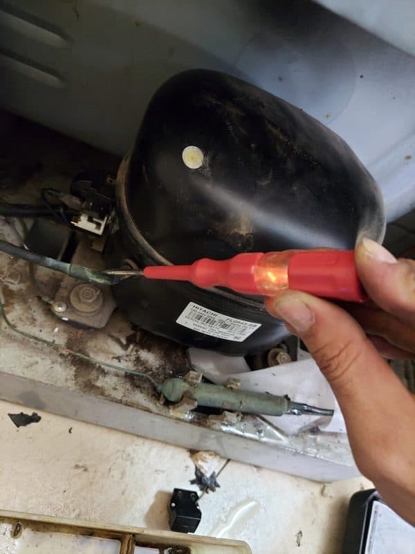 Một chiếc đồng hồ vạn năng kỹ thuật số hiện đại và phổ biến