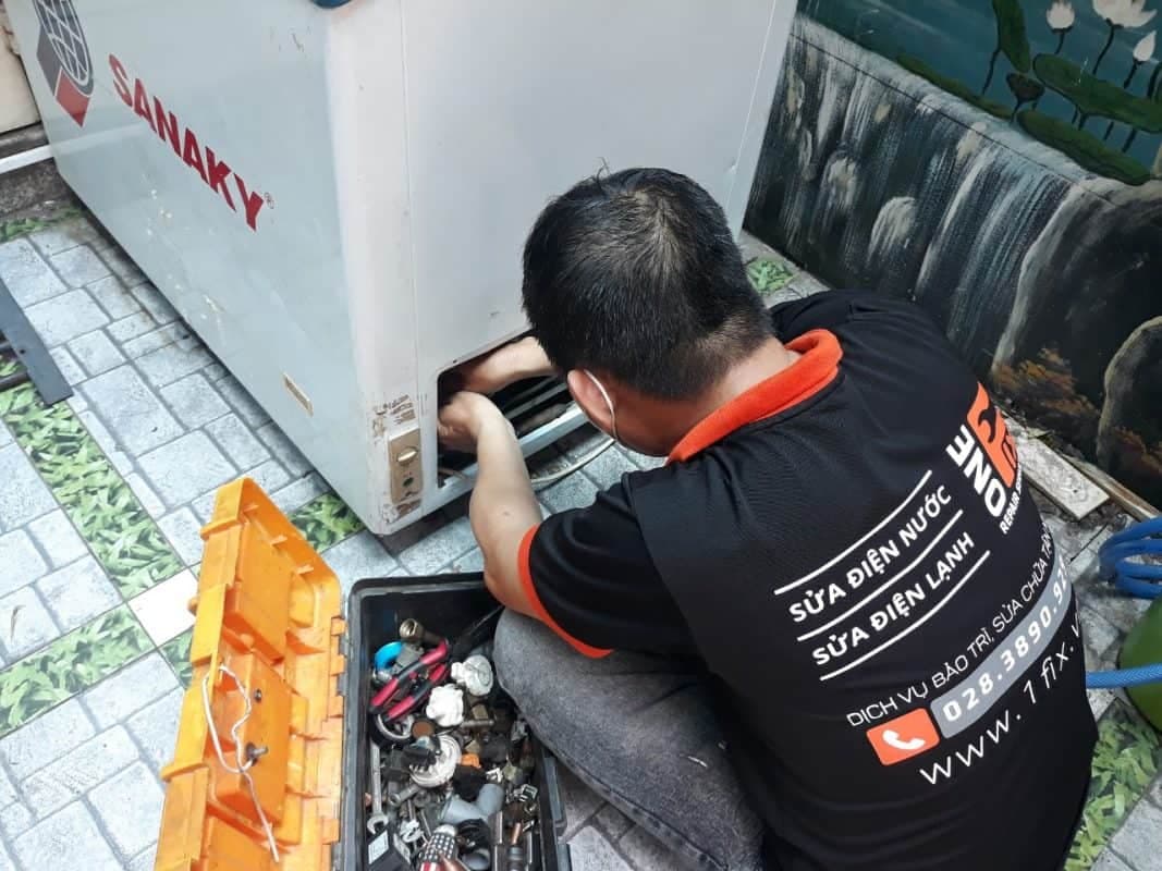 Sử dụng đồng hồ vạn năng để kiểm tra các thông số trên một bảng mạch điện tử