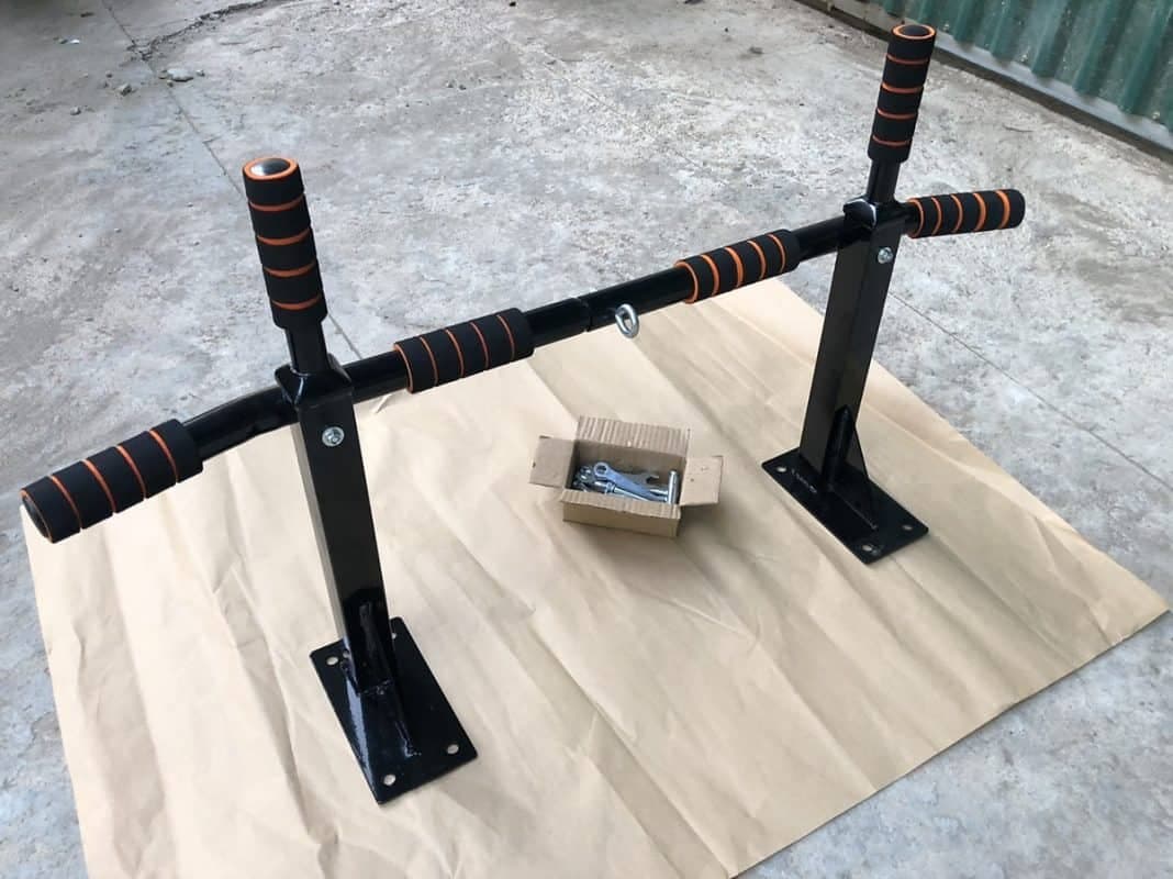 Xà đơn khoan tường cố định được lắp đặt chắc chắn bởi thợ 1Fix.