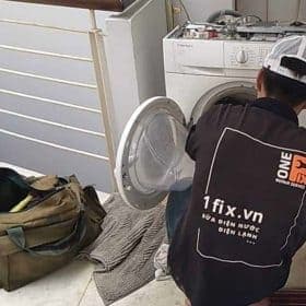 Hệ thống máy sấy và máy giặt được lắp đặt hoàn chỉnh với ống thông hơi đi ra ngoài.