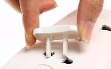 Biển báo cấm chạm tay vào ổ cắm điện, một cách giáo dục trực quan cho trẻ.