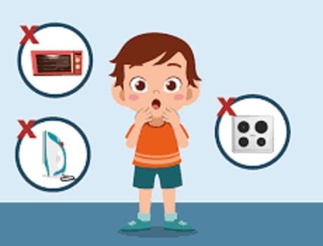 Một em bé đang chơi gần ổ cắm điện, minh họa cho sự cần thiết của các biện pháp an toàn.