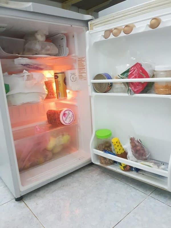 Bình trữ sữa bằng thủy tinh hoặc nhựa không BPA là lựa chọn an toàn và có thể tái sử dụng.