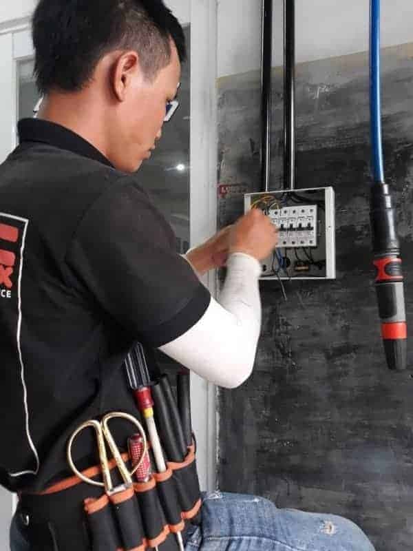 Chuẩn bị bộ dụng cụ kìm bấm cos pin và các loại đầu cos phù hợp cho công việc